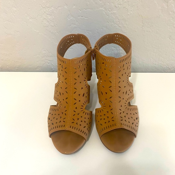 Y•Not tan heels - Picture 2 of 3